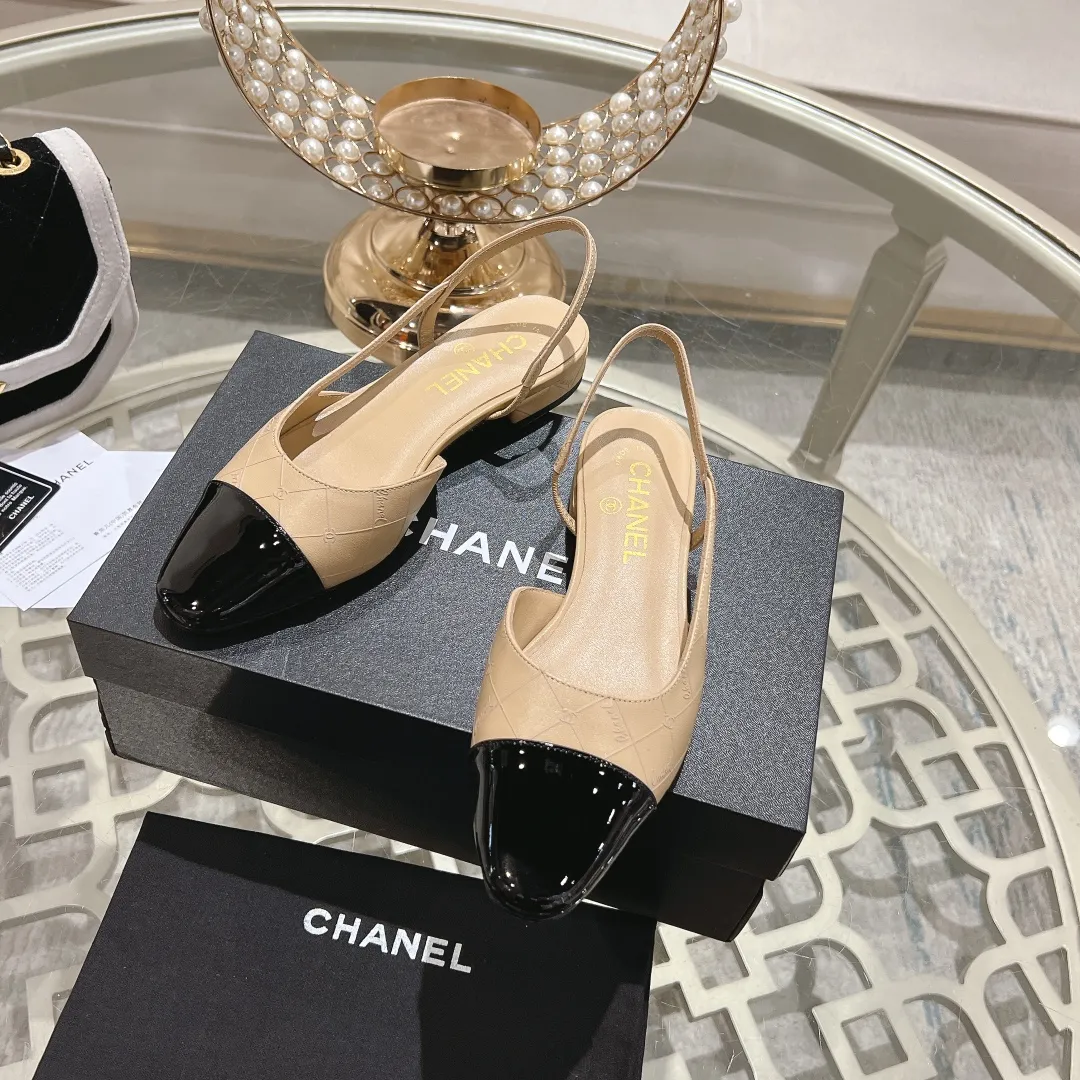 👟👟Ex-factory price 540👟👟 CHANEL Xiangjia 24vs spring and summer new fashion sandals series... Chanel is a very comprehensive noble fashion lifestyle brand. The same models are sold by major fashion bloggers and celebrities in Hong Kong, the United States, and other countries. They are simply beautiful. I fall in love with elegance and the playful sense of the future. I want to own them right away just by looking at them. But you can really think about a pair of exquisite high heels. This series is specially designed for extraordinary and indifferent ladies to create a unique overall effect. CHANEL designs products that inspire women to move forward and highlight their charm... 1️⃣Material: Original customized patent leather + imported sheepskin 2️⃣Inner lining: Original customized imported sheepskin 3️⃣Feet: Original customized imported sheepskin 4️⃣Outsole: Genuine leather sole imported from Italy 5️⃣Heel height: 2.5cm/6.5cm/9cm 6️⃣Number: 34-43 (34.40.41.42.43 customization is not returnable) 7️⃣Packaging: The latest and exquisite full set of packaging at the counter